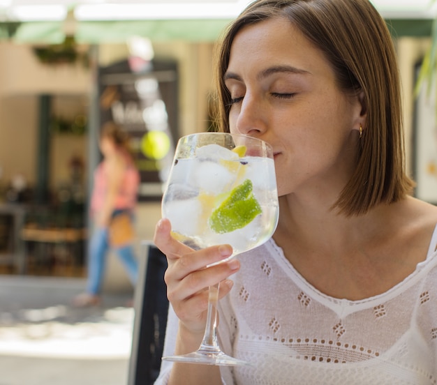 jeune femme dans un restaurant avec gintonic