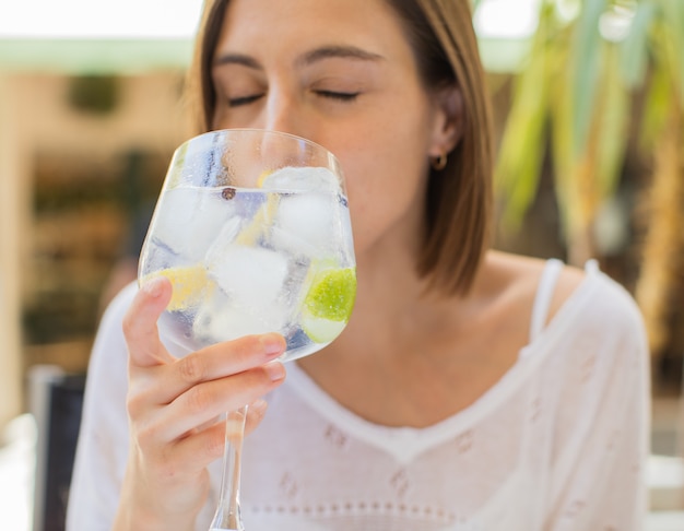 jeune femme dans un restaurant avec gintonic