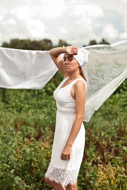 Jeune femme, dans, a, robe blanche, raccrocher, blanchisserie, extérieur