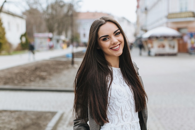 Photo jeune femme dans la rue