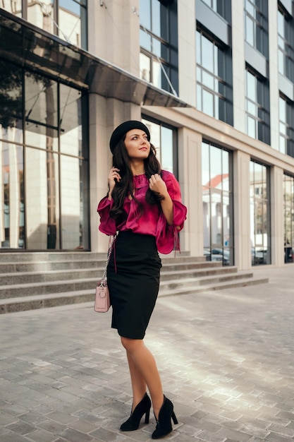 Jeune femme dans les rues de la ville