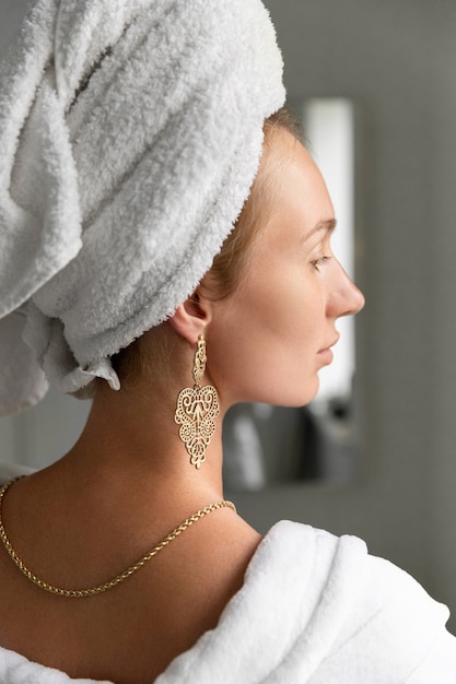 Jeune Femme Dans La Salle De Bain. Routine De Soins De La Peau. La Vie Lente Arrête De Se Précipiter Pour Profiter Du Concept De Vie