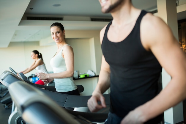 Photo jeune femme dans la salle de gym