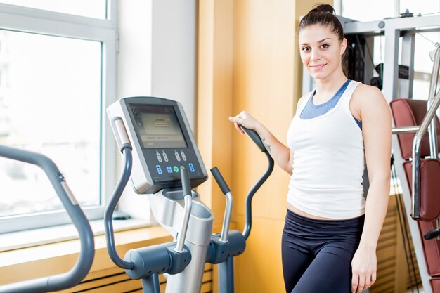 Jeune femme dans la salle de sport