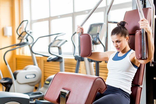 Jeune femme dans la salle de sport