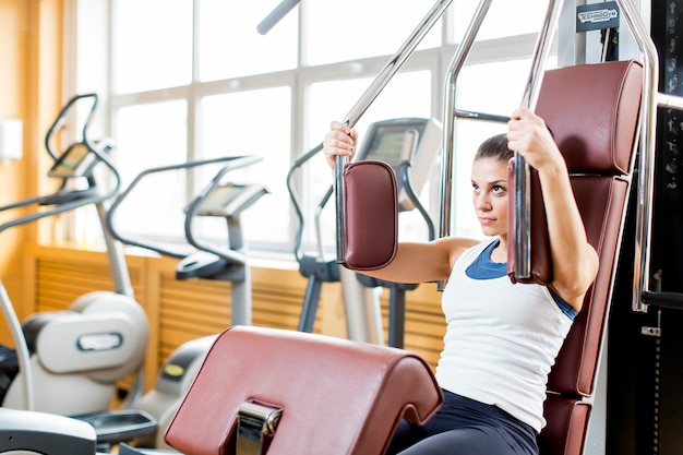 Jeune femme dans la salle de sport