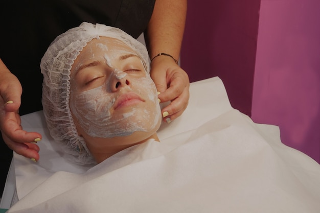 Jeune femme dans un salon de beauté obtenant un nettoyage du visage