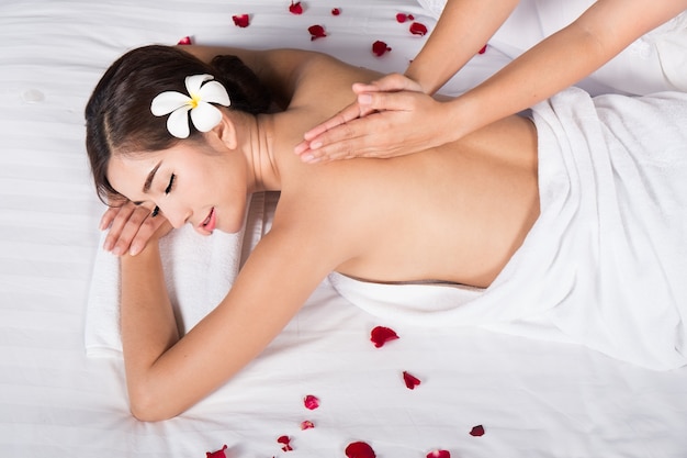 Jeune femme dans un salon de massage Spa