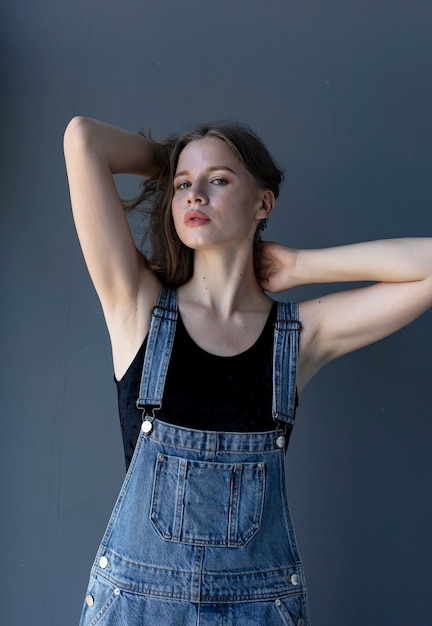 jeune femme, dans, salopette denim