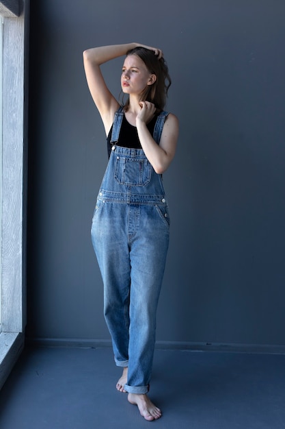 jeune femme, dans, salopette denim