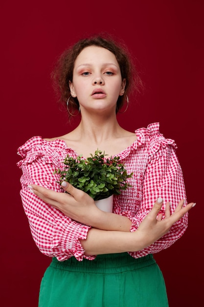 jeune femme, dans, short vert, pot fleurs, poser, isolé, fond, inchangé