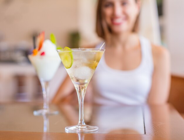 jeune femme dans une station avec cocktail