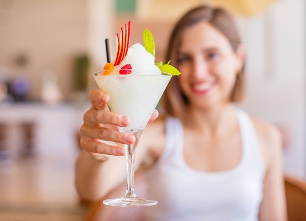 jeune femme dans une station avec cocktail