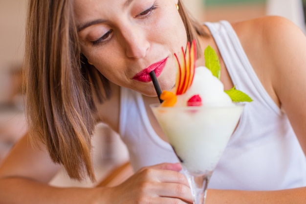 jeune femme dans une station avec cocktail