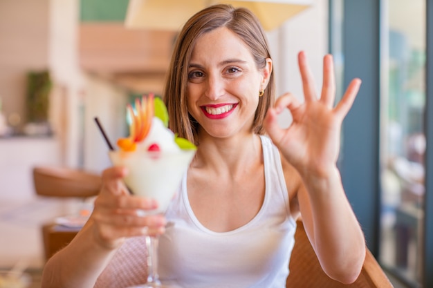 jeune femme dans une station avec cocktail