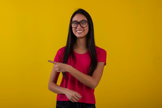 jeune femme, dans, studio, photo, porter, chemise, et, lunettes