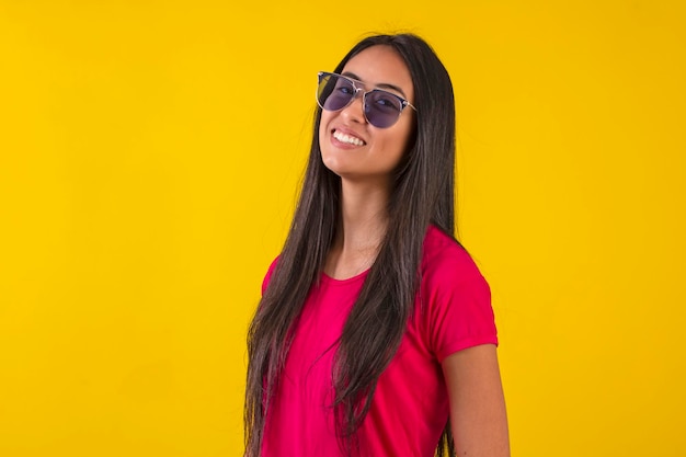 jeune femme, dans, studio, photo, porter, chemise, et, lunettes