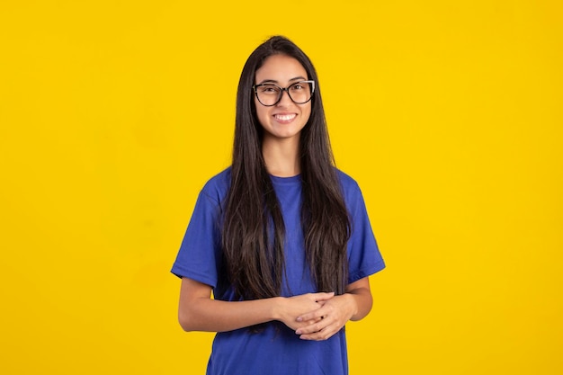 jeune femme, dans, studio, photo, porter, chemise, et, lunettes