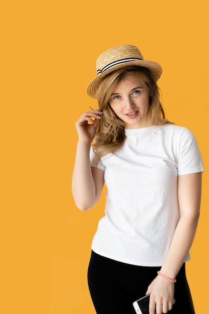 Jeune femme dans un t-shirt blanc avec un chapeau