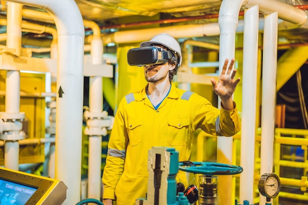 Jeune femme dans un uniforme de travail jaune lunettes et casque utilise des lunettes de réalité virtuelle dans l'industrie