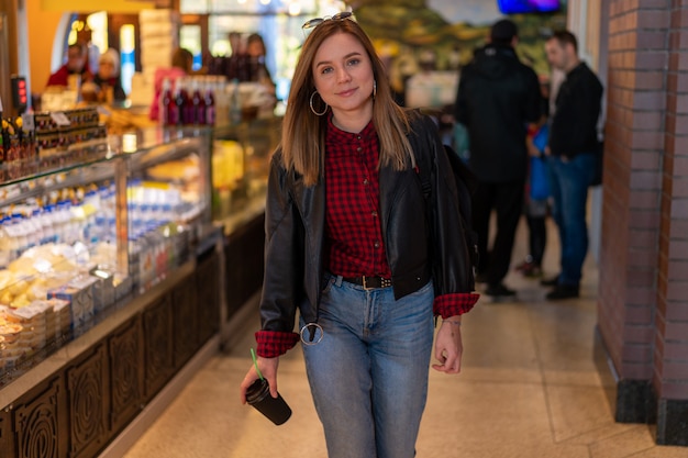 jeune femme, dans, veste cuir, dans, a, marché