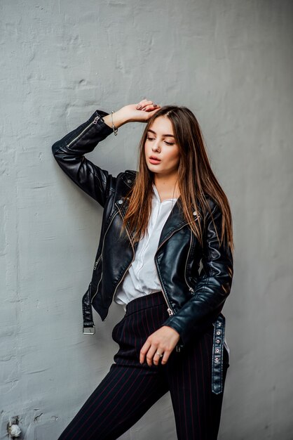 Jeune femme dans une veste en cuir noir