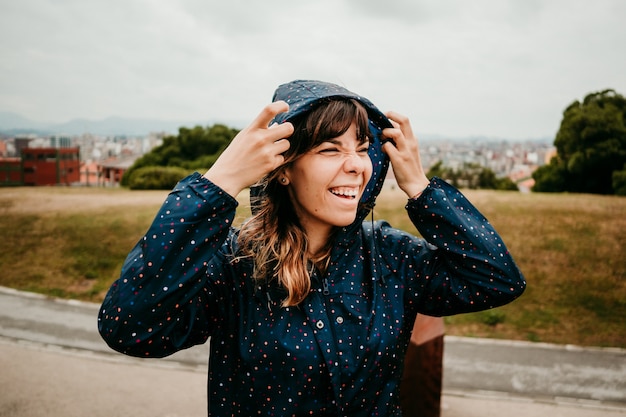 Jeune femme dans une veste un jour de pluie