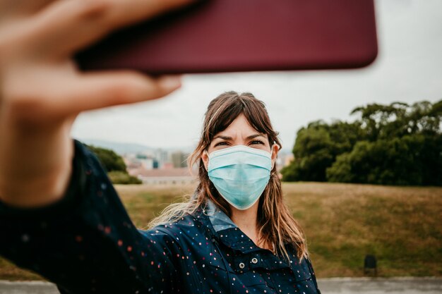 Jeune femme dans une veste avec un masque médical