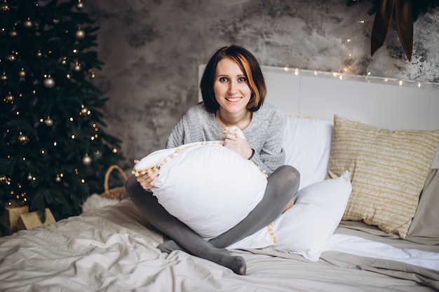 Jeune femme dans des vêtements chauds et confortables à la maison