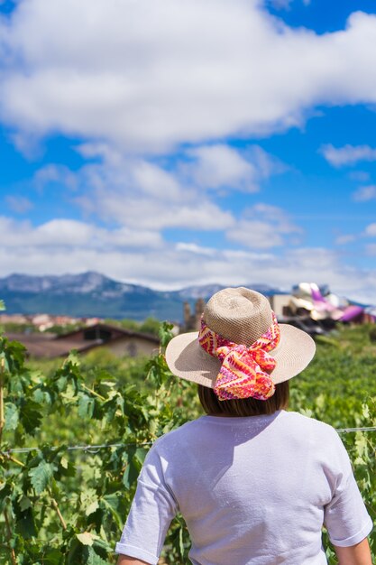 jeune femme dans les vignes