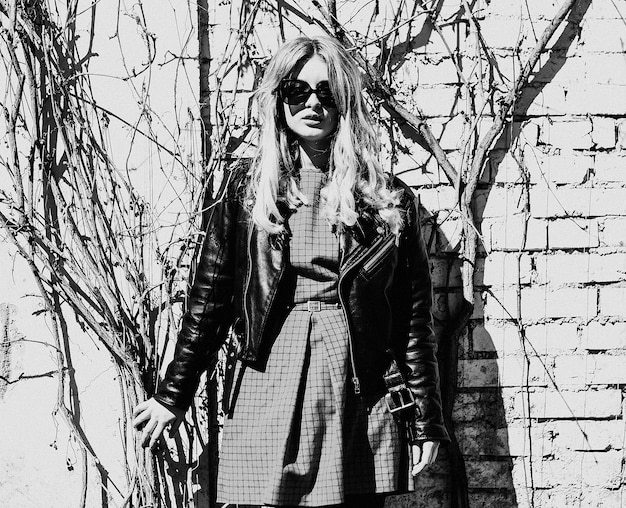 Jeune femme dans la ville heure d'été photo noir et blanc