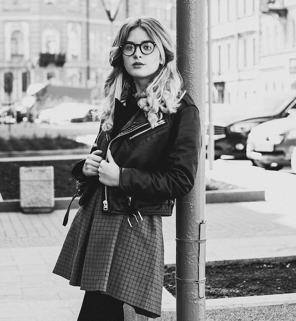 Jeune femme dans la ville heure d'été photo noir et blanc