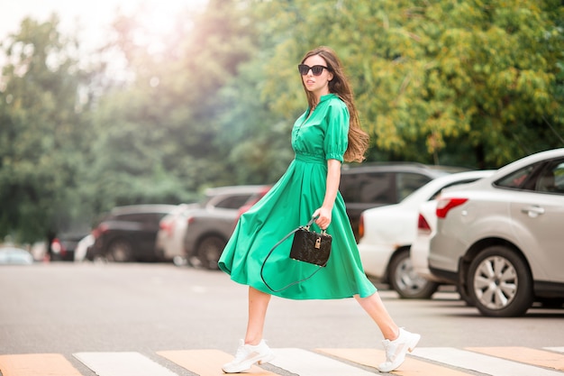 Jeune femme dans la ville