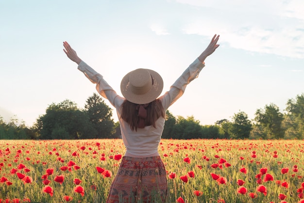 jeune femme, danse, sur, champ pavot, depuis, dos, dans, coucher soleil