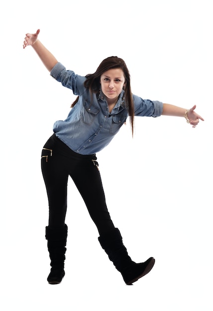 Jeune femme danse isolé sur fond blanc