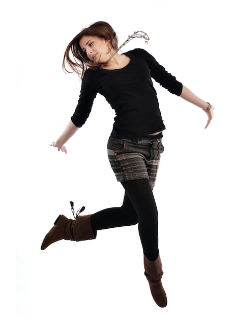 Jeune femme danse isolé sur fond blanc