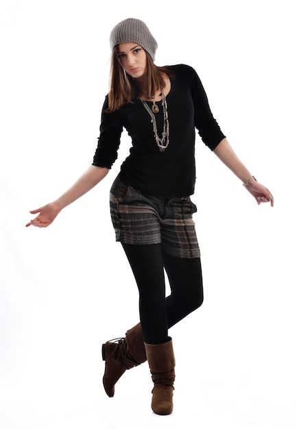 Jeune femme danse isolé sur fond blanc