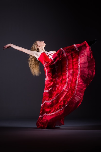 Photo jeune femme danse en robe rouge