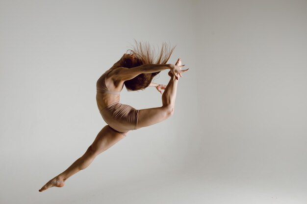 jeune femme, danseur, danse, hauts talons, danse