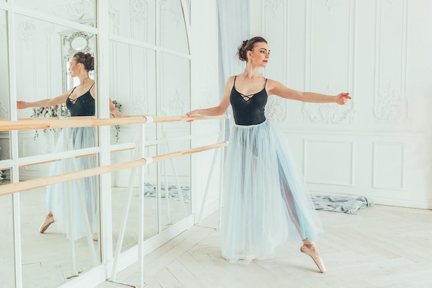 Jeune femme danseuse de ballet classique en classe de danse