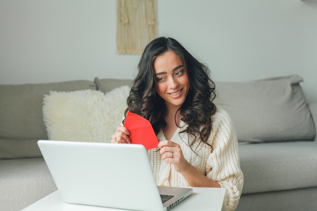 Jeune femme à une date d'appel vidéo, en ligne