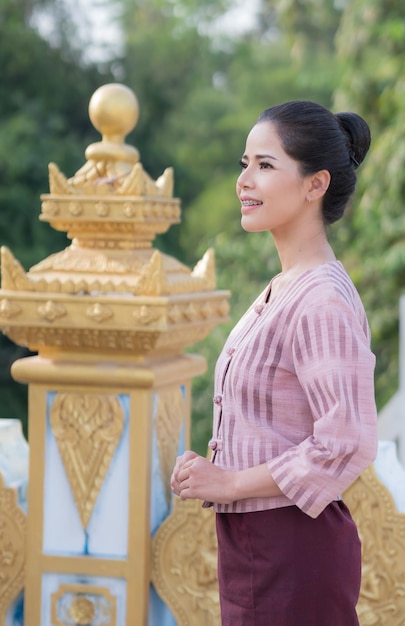 Photo une jeune femme debout au temple