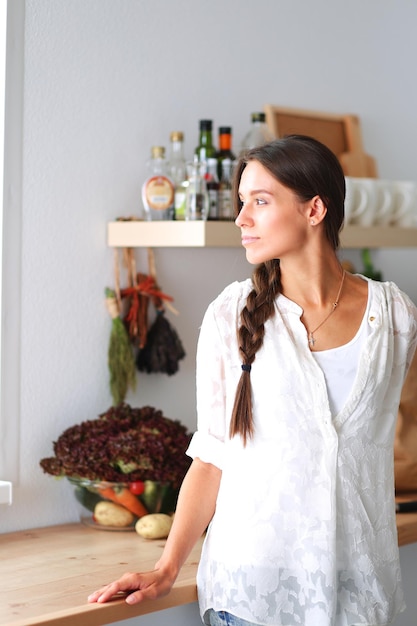 Jeune femme, debout, bureau, cuisine