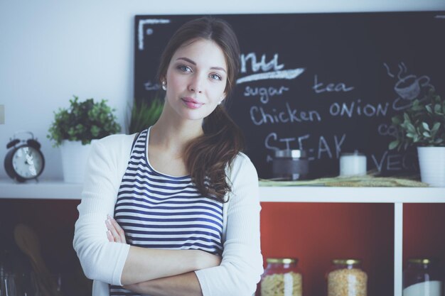 Jeune femme, debout, bureau, cuisine