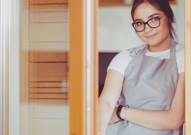 Jeune femme, debout, bureau, cuisine