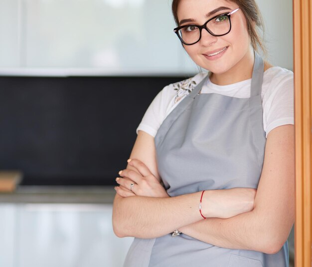 Jeune femme, debout, bureau, cuisine