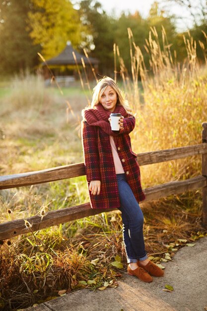 Photo une jeune femme debout sur un champ pendant l'hiver