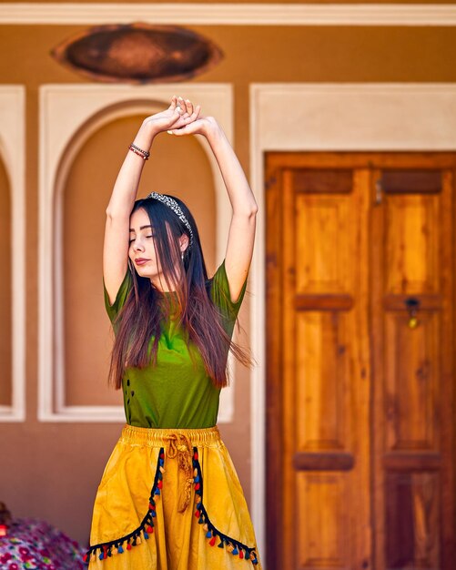 Photo une jeune femme debout contre le mur.