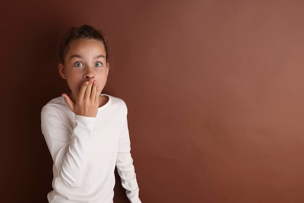 Photo une jeune femme debout contre le mur.