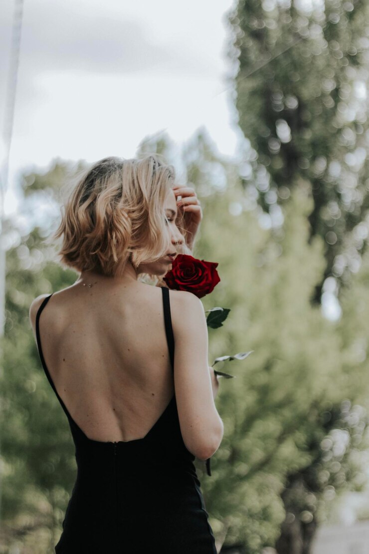 Photo une jeune femme debout contre des plantes.
